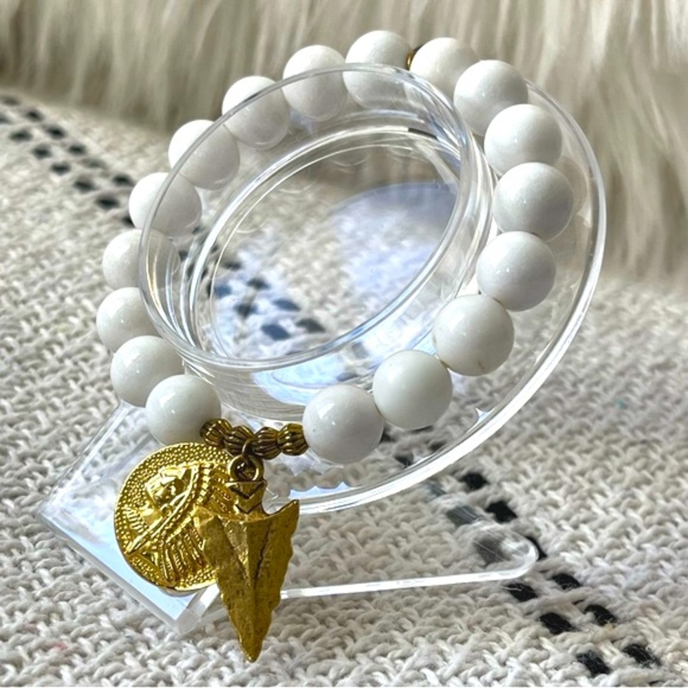 CADYN & CHARLIE | INDIAN HEAD/ARROW HEAD CHARM IN WHITE BEADED BRACELET